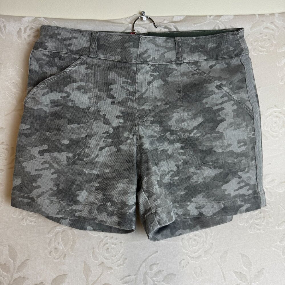 SPANX Stone Wash Camo Pull On Tummy Shaping Stretch Twill Shorts Size Medium - Picture 1 of 6
